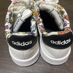 adidasスニーカー限定品の画像