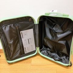 新品未使用品　グリーン　キャリーケースの画像