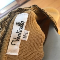 ベージュ　ワンポイント　セーターの画像