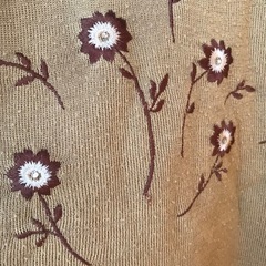 ベージュ　ワンポイント　セーターの画像