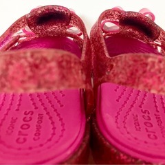 crocs 15.5cm キッズ用　キャンディピンク　グリッターサンダルの画像