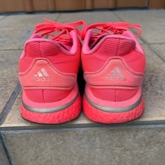 adidasスニーカーの画像
