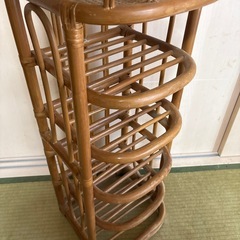 【籐家具】アンティークラタン4段棚と鏡付きスリッパ棚2点セットの画像