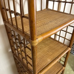 【籐家具】アンティークラタン4段棚と鏡付きスリッパ棚2点セットの画像