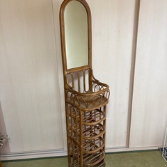 【籐家具】アンティークラタン4段棚と鏡付きスリッパ棚2点セットの画像