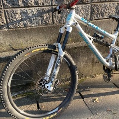 ダウンヒルバイク、MTB、カナダのアルミフレームの画像