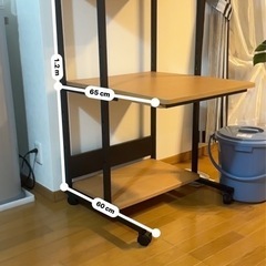 勉強やパソコンのテーブル