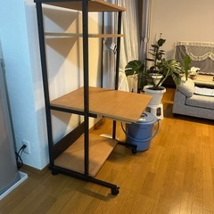 勉強やパソコンのテーブルの画像