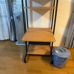 勉強やパソコンのテーブルの画像