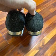 ラメ入りパンプス、サイズ23.5cmの画像