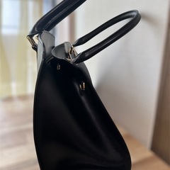 FURLAフルラブランドブラックカバン鞄バッグレザーチャーム付き