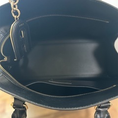 【値下げ】 FURLA　フルラ　ブランドブラック　カバン　鞄　バッグ　レザー　チャーム付きの画像