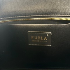 【値下げ】 FURLA　フルラ　ブランドブラック　カバン　鞄　バッグ　レザー　チャーム付きの画像