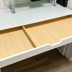 パソコン　ガラステーブル　の画像