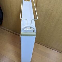 スキマに使えるスリムなスチールラック