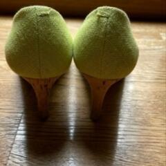 パンプス　黄緑色の画像