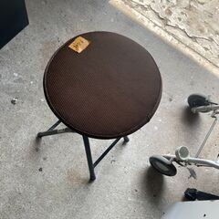 リサイクルショップどりーむ天保山店　No3086 折りたたみイス　丸イス　折りたたみ可能で便利♪の画像
