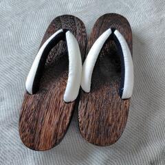 【未使用の下駄付き】女性用浴衣セット　パール風帯留め付きの画像