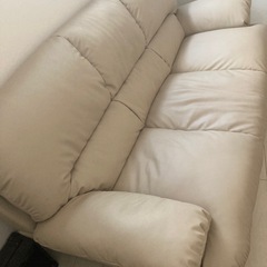 白い合皮？のソファ
の画像