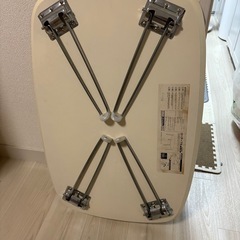 白の折りたたみテーブルの画像