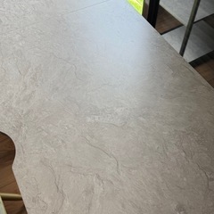 大理石風デスクとふわふわチェアセットの画像