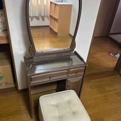 ドレッサー（かなり古いもの）椅子付き