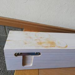 壁掛け式飾り棚タオルハンガー付き（汚れあり）の画像