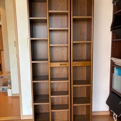 大きな本棚の画像