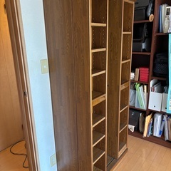 大きな本棚の画像