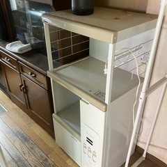 食器棚、パイプベッドの画像