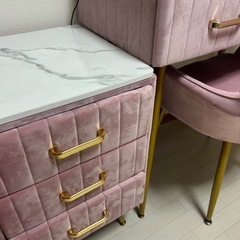 ピンク　スエード生地ドレッサーの画像
