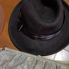帽子と鞄の画像