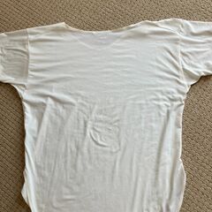 白い無地のTシャツです。Mサイズ、女性用です。