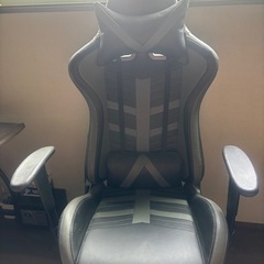 パソコンデスクとチェア付きの画像