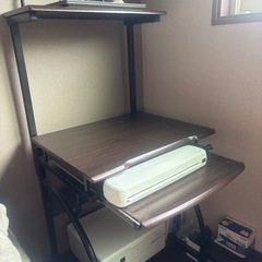 パソコンデスクとチェア付きの画像