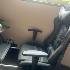 パソコンデスクとチェア付きの画像