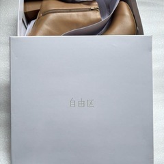 [試着のみ]自由区23.5cm本革 ベージュ ジッパー付きショートブーツの画像