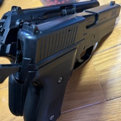 （お取引き中）おもちゃ　ピストル（玉付き）の画像