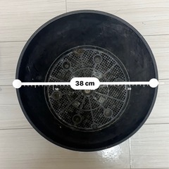 大きめ丸型プランター２つの画像