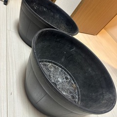 大きめ丸型プランター２つの画像