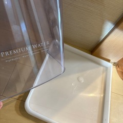 プレミアムウォーター　ウォーターサーバーのカバーと下の受け皿の画像