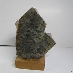 紫水晶 アメジスト原石 博物館展示仕様の台座と銘板付 開運・お守り・御利益ありました  取りに来ていただける方受け渡し日時自由の画像