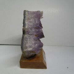 紫水晶 アメジスト原石 博物館展示仕様の台座と銘板付 開運・お守り・御利益ありました  取りに来ていただける方受け渡し日時自由の画像