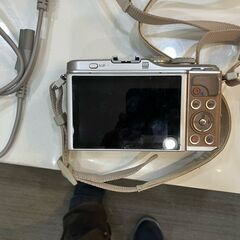 OLYMPUS PEN E-PL9 ブラウン 本体と付属品の画像