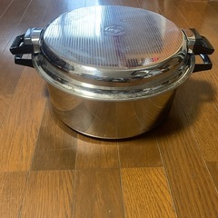 大きな無水鍋の画像