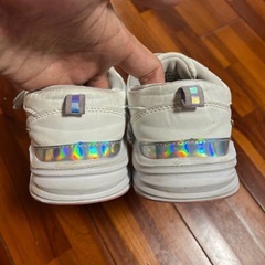 子供用スニーカー、サイズ22.5cm
の画像