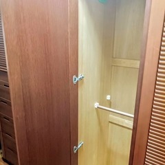 中古 木製収納家具（ワードローブ＋引き出し付き）の画像