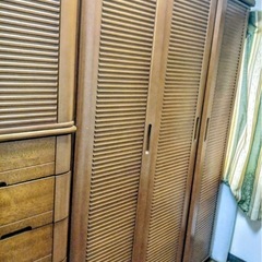 中古 木製収納家具（ワードローブ＋引き出し付き）の画像