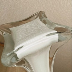 白　ガラスの花瓶の画像