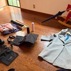 ブランド衣類、ネクタイ、ベルト、バッグ、靴、目覚まし時計、カシミヤショール、水筒　などなどの画像